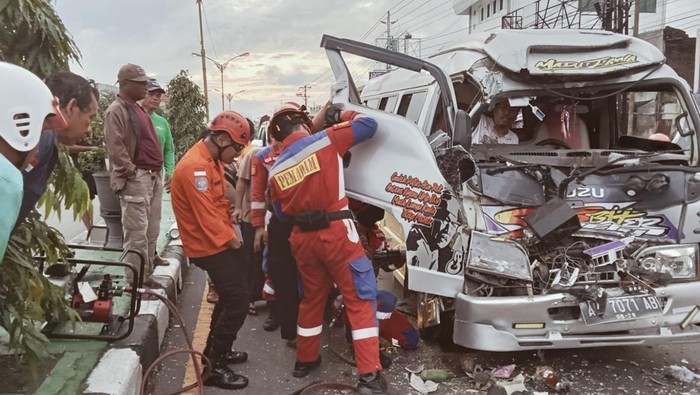 Proses evakuasi sopir Elf yang terjepit usai terlibat kecelakaan lalu lintas di Kelurahan/Kecamatan Kartasura, Kabupaten Sukoharjo, Rabu (18/2/2026).