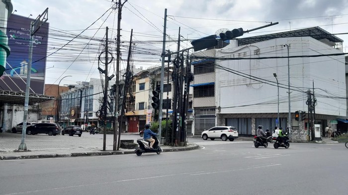 Foto: Kondisi kabel semrawut di Jalan Irian Barat Kota Medan. (Rechtin Hani Ritonga/detikSumut)