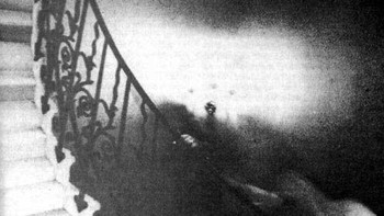 Foto “Hantu Tangga Tulip” diambil Pendeta Ralph Hardy pada 1966 di Museum Maritim Greenwich, Inggris. Setelah melihat sosok misterius, foto diperiksa The Ghost Club dan Kodak. Hasilnya tak menemukan manipulasi. Diambil dengan kamera Zeiss Ikon Contina dan film Kodachrome 35mm tanpa lampu kilat. Foto: Boredpanda