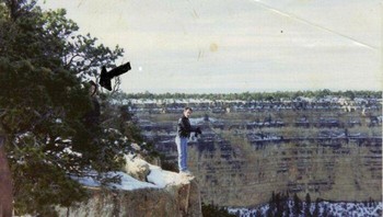 Konon, pria di tepi jurang itu tidak menyadari ada orang di sana dan tidak melihat siapa pun. Foto: Boredpanda