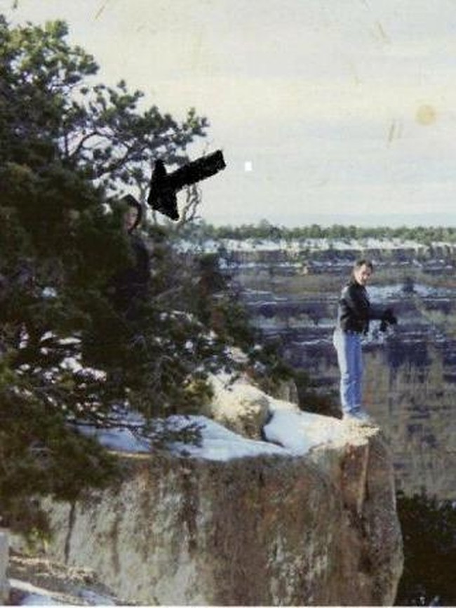 Terekam Kamera! Foto Misterius Ini Bikin Merinding