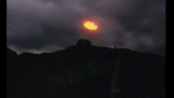 Gambar ini tidak diambil melalui kaca depan, dan cahayanya bukan dari lampu depan. Foto ini diambil dari atas kap mobil, secara diagonal di atas sudut kiri dekat kap ke arah kanan depan. Cahaya yang terpantul dari pagar pembatas di jalan adalah hasil dari bentuk cahaya tersebut. Foto: Boredpanda