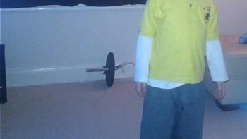 Salah satu foto paling menyeramkan. Orang tua anak ini mengambil foto buah hatinya di apartemennya, tapi ada wajah di balik tirai. Foto: Boredpanda