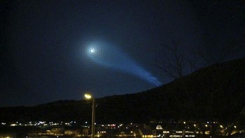 Anomali Langit Norwegia pertama kali terlihat pada 1997 dan masih terjadi hingga kini. Fenomena cahaya misterius ini memicu ratusan laporan ke Institut Meteorologi Norwegia. Sebagian orang berspekulasi itu terkait UFO, lubang cacing, atau eksperimen energi tinggi seperti Large Hadron Collider di Swiss. Foto: Boredpanda