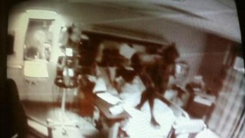 Rekaman CCTV rumah sakit menampilkan sosok hitam menyerupai bayangan berdiri di atas pasien yang sekarat. Gambar diambil dari monitor perawat, dan pasien meninggal beberapa jam kemudian. Situs paranormal berspekulasi sosok itu adalah makhluk mitologis bernama “mare”. Foto: Boredpanda