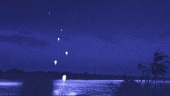 Bola api Naga adalah fenomena dengan sumber yang belum terkonfirmasi yang konon sering terlihat di sungai Mekong, Thailand, di mana bola-bola bercahaya diduga secara alami naik tinggi dari air ke udara. Foto: Boredpanda