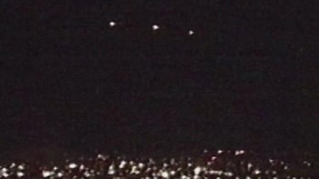 Tiga titik cahaya misterius tampak melayang di langit malam di atas kerumunan warga. Penampakan ini memunculkan berbagai spekulasi, mulai dari fenomena alam hingga dugaan objek terbang tak dikenal.. Foto: Boredpanda