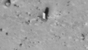 “Monolit Mars” adalah objek persegi panjang yang diduga batu besar di permukaan Mars. Gambar diambil Mars Reconnaissance Orbiter dari jarak sekitar 300 km menggunakan kamera HiRISE dengan resolusi sekitar 30 cm per piksel, memicu spekulasi karena bentuknya yang tampak tidak biasa. Foto: Boredpanda