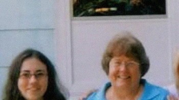 Seorang pria menceritakan pengalaman di pesta Halloween di Boston, saat mendengar kisah tentang “hantu ramah” di rumah keluarga pacar temannya. Meski skeptis, ia kemudian menerima foto yang diklaim menampilkan sosok wanita misterius di latar belakang—gambar yang hingga kini tetap membuatnya merinding. Foto: Boredpanda