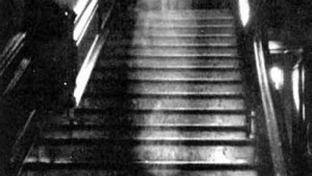 Wanita Cokelat dari Raynham Hall. Foto hantu yang diklaim oleh Kapten Hubert C. Provand ini adalah milik Wanita Cokelat dari Raynham Hall. Pertama kali diterbitkan di majalah Countrylife, 1936. Foto: Boredpanda