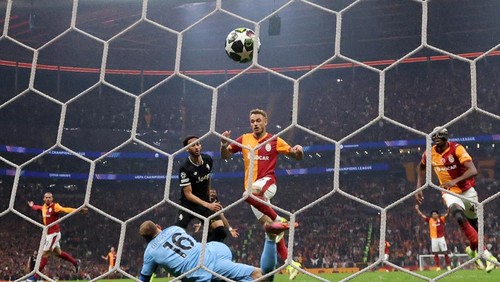 Soccer Football - UEFA Champions League - Play Off - First Leg - Galatasaray v Juventus - Rams Park, Istanbul, Turkey - February 17, 2026 Galatasarays Noa Lang scores their fourth goal REUTERS/Murad Sezer