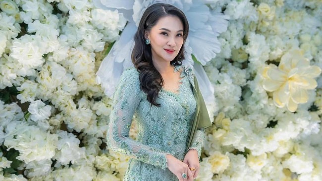 Sherly yang resmi menjabat sebagai Gubernur Maluku Utara tepat pada 20 Februari lalu diketahui memiliki harta senilai Rp 900 miliar berdasarkanLaporan Harta Kekayaan Penyelenggara Negara (LHKPN). Dari laporan tersebut, terungkap ia mempunyai 212 aset properti yang tersebar di Pulau Morotai, Manado, Ternate, Halmahera Barat, Halmahera Timur, Surabaya, Sidoarjo, Sleman, Makassar, Kepulauan Tidore, Halmahera Selatan, Ambon, Jakarta Selatan serta Jakarta Pusat. (Foto: Instagram/@s_tjo)