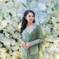 Untuk kebaya rancangannya, Intan yang merupakan putri dari desainer Anne Avantie ini memberi twist dengan memodifikasi bagian selendang. Alih-alih disampirkan, selendang menyatu dengan kebaya dan dijahit pada sisi kirinya. Kebaya tersebut kemudian dipadukan dengan kain songket bermotif geometris. (Foto: Instagram/@s_tjo)