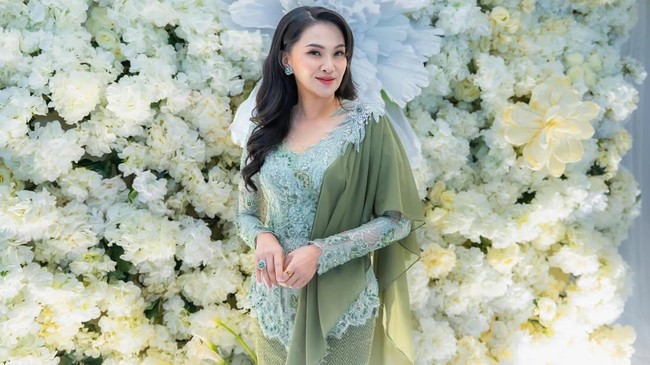 Untuk kebaya rancangannya, Intan yang merupakan putri dari desainer Anne Avantie ini memberi twist dengan memodifikasi bagian selendang. Alih-alih disampirkan, selendang menyatu dengan kebaya dan dijahit pada sisi kirinya. Kebaya tersebut kemudian dipadukan dengan kain songket bermotif geometris. (Foto: Instagram/@s_tjo)