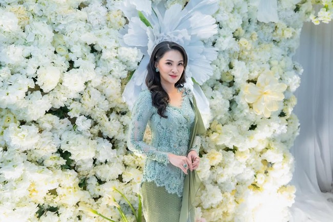 Istri mendiang Bupati Pulau Morotai Benny Laos ini juga pernah terlihat memakai kebaya hijau minta yang didesain Intan. Kebaya tersebut hadir dengan bordiran yang dihiasi detail embellishment yang berkilauan. (Foto: Instagram/@s_tjo)