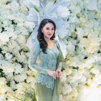 Istri mendiang Bupati Pulau Morotai Benny Laos ini juga pernah terlihat memakai kebaya hijau minta yang didesain Intan. Kebaya tersebut hadir dengan bordiran yang dihiasi detail embellishment yang berkilauan. (Foto: Instagram/@s_tjo)