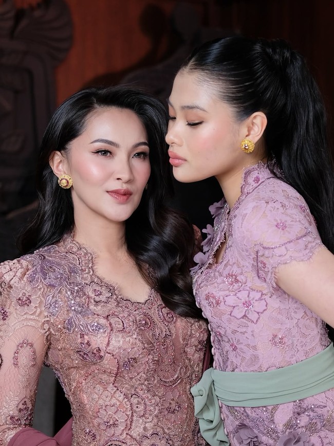 Dalam pemotretan bersama putrinya, Benneisha Edelyn Laos, Sherly berbalut kebaya brokat berwarna lavender. Kebaya lengan panjang dengan bodice korset ini mempertegas bentuk tubuhnya yang ramping. (Foto: Instagram/@s_tjo)