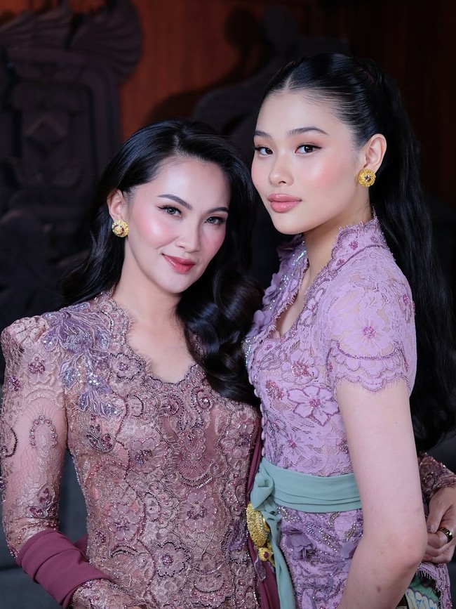 Dalam beberapa kesempatan, ia memakai kebaya karya Intan Avantie. Seperti terlihat dalam unggahan ucapan Selamat Hari Ibu tahun lalu. (Foto: Instagram/@s_tjo)