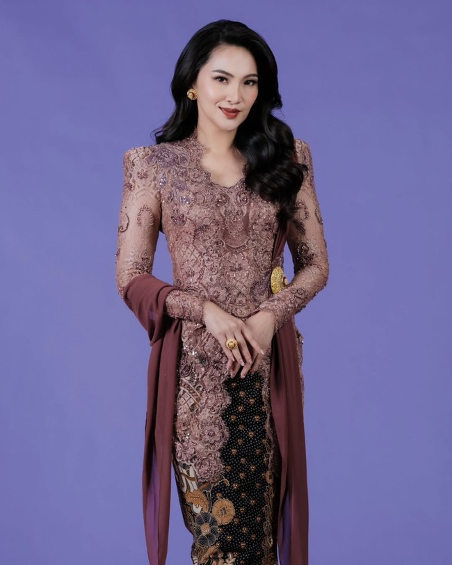 Bagian bahu diberi aksentuasi padding sehingga memberi kesan tegas dan tangguh. Namun, kesan feminin kembali hadir lewat juntaian selendang yang dipermanis dengan bros etnik. Tidak ketinggalan batik bercorak klasik yang memberi sentuhan akhir nan mewah. (Foto: Instagram/@intanavantie.inav)