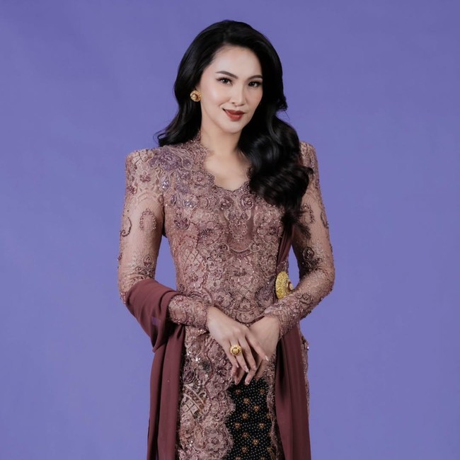 Foto: Gaya Berkebaya Sherly Tjoanda, Gubernur Terkaya di Indonesia