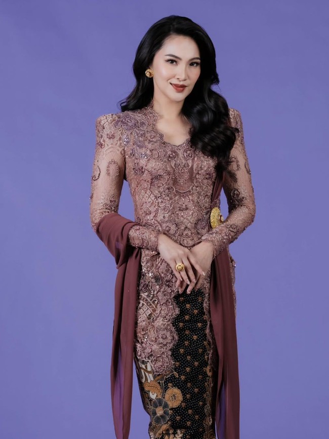 Foto: Gaya Berkebaya Sherly Tjoanda, Gubernur Terkaya di Indonesia