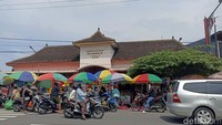 Sejumlah lapak penjual bunga berjajar di Jalan Mawar, Sukorejo, Kota Blitar.