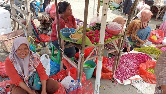 Geliat penjual bunga di Blitar