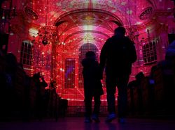 Gereja Bersejarah London Berubah Jadi Instalasi Cahaya Imersif