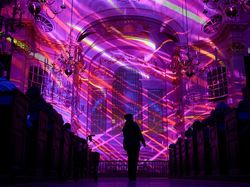 Gereja Bersejarah London Berubah Jadi Instalasi Cahaya Imersif