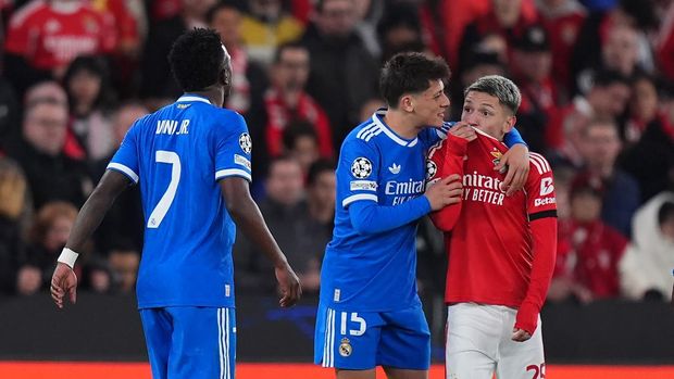 LISBON, PORTUGAL - FEBRUARY 17: Gianluca Prestianni of Benfica speaks towards Vinicius Junior of Real Madrid during the UEFA Champions League 2025/26 League Knockout Play-off First Leg match between SL Benfica and Real Madrid C.F. at Estadio do SL Benfica on February 17, 2026 in Lisbon, Portugal. (Photo by Angel Martinez/Getty Images)