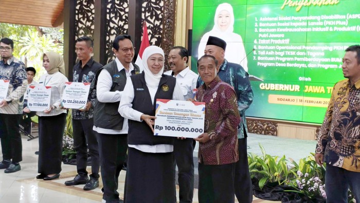 Gubernur Jatim Khofifah Indar Parawansa salurkan bansos ke warga Sidoarjo