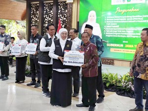 Gubernur Jatim Khofifah Salurkan Bansos PKH Plus Rp 3 M di Sidoarjo
