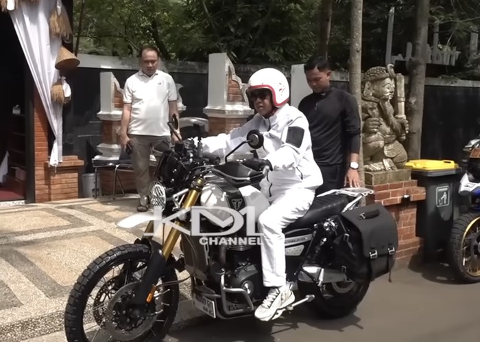 Gubernur Jawa Barat Dedi Mulyadi blusukan pakai motor