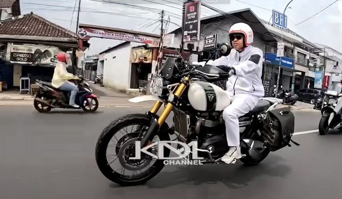Gubernur Jawa Barat Dedi Mulyadi blusukan pakai motor