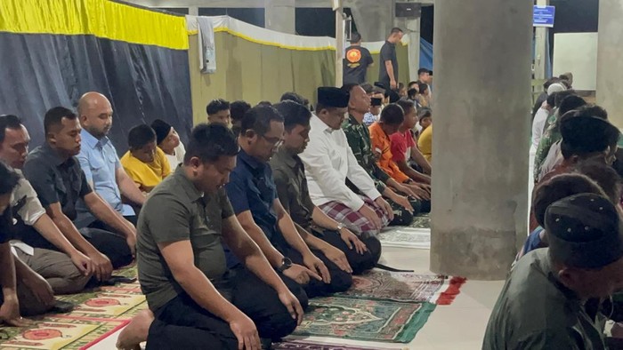 Gubsu Bobby Nasution melaksanakan Salat Tarawih perdana Ramadan 1447 H, di Masjid Al-Huda Kelurahan Hutanabolon, Kabupaten Tapteng. (Dok. Istimewa)