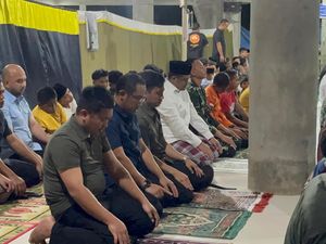 Gubsu Bobby Salat Tarawih Perdana Bersama Korban Banjir-Longsor di Tapteng