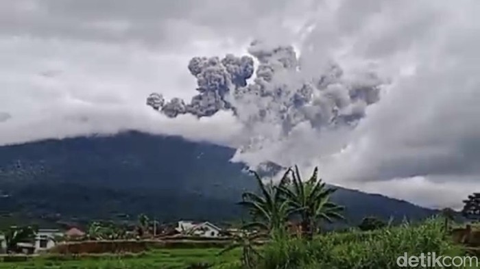 Gunung Marapi erupsi.