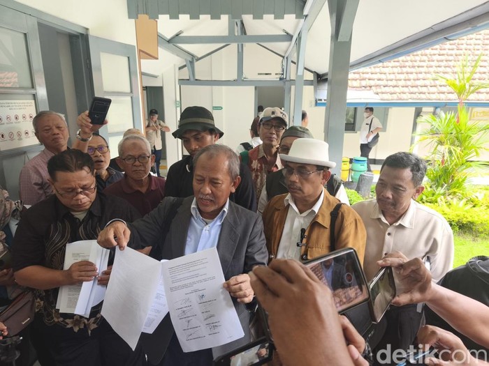 Tim kuasa hukum penggugat Citizen Lawsuit (CLS) ijazah Joko Widodo (Jokowi), di Pengadilan Negeri (PN) Solo, Rabu (18/2/2026).