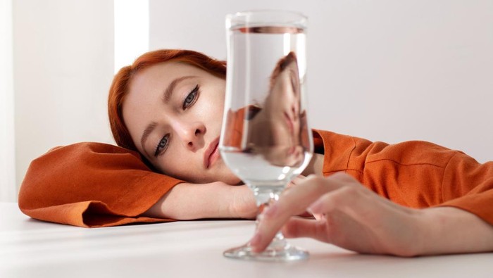 Ilustrasi air putih, orang minum air putih, orang puasa