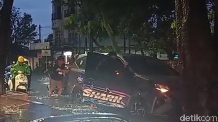 Jalan Asrama, Kelurahan Helvetia, Kecamatan Medan Helvetia, Kota Medan macet parah akibat terendam banjir. (Rechtin Hani Ritonga/detikSumut)