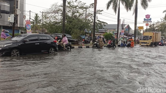 Jalan Kapten Muslim, Kota Medan terendam banjir akibat diguyur hujan deras. (Nanda M Marbun/detikSumut)