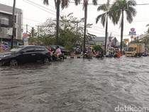 Jalan Kapten Muslim Terendam Banjir, Sejumlah Pengendara Terpaksa Dorong Motor