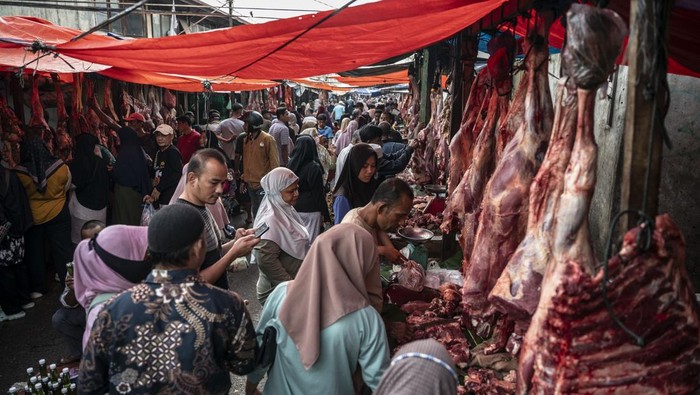 Warga berbelanja daging sapi pada tradisi Meugang di Pasar Inpres Lhokseumawe, Aceh, Rabu (18/2/2026). Pasar Inpres yang terdampak banjir pada akhir November 2025 itu dipadati masyakat Aceh yang berbelanja daging sapi karena bertepatan dengan tradisi Meugang menyambut bulan suci Ramadhan 1447 H. ANTARA FOTO/Aprillio Akbar/YU