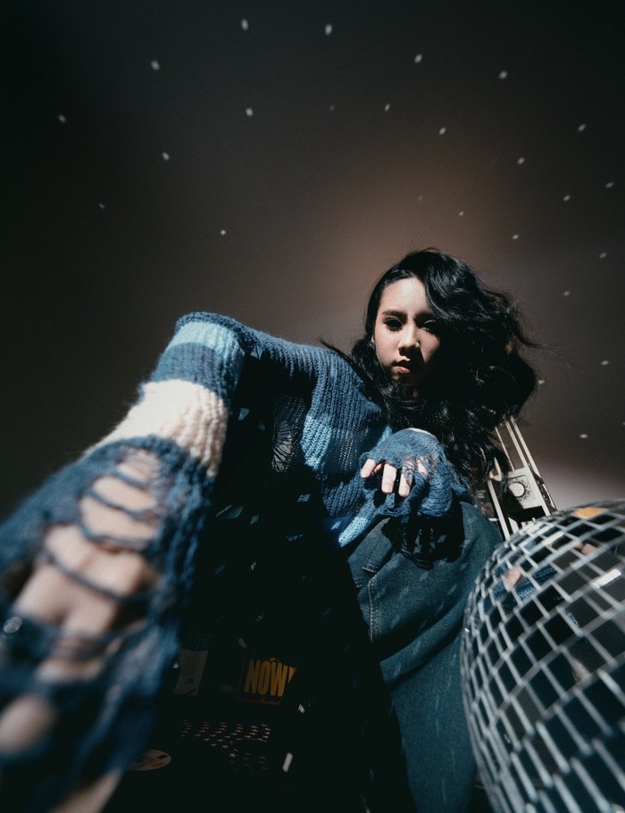 Joanna Andrea kembali dengan lagu terbarunya Dinikmati Saja. Mengusung genre Folk-Pop indie, lagu ini memberi semangat bagi yang menghadapi kesulitan hidup.