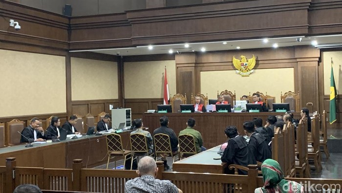 Junaedi Saibih selaku advokat, Adhiya Muzzaki selaku buzzer, dan Tian Bahtiar selaku Direktur JakTV di persidangan Tipikor. (Mulia/detikcom)