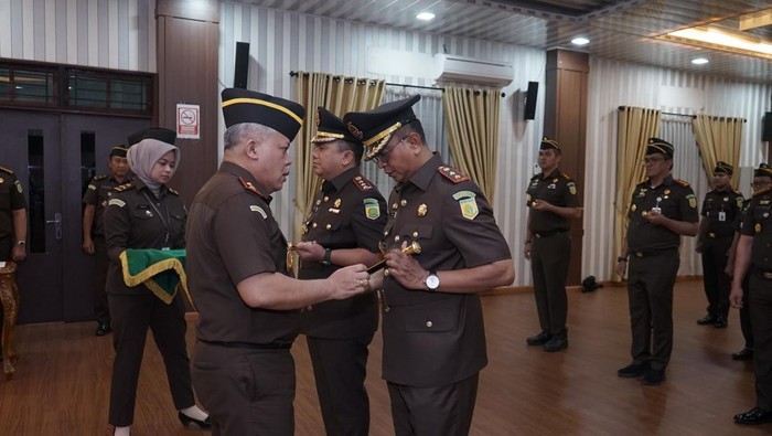 Kajati Sumut Harli Siregar lantik Kajari Deli Serdang (kiri) dan Kajari Palas (kanan). (Foto: dok Kejaksaan Tinggi Sumatera Utara)