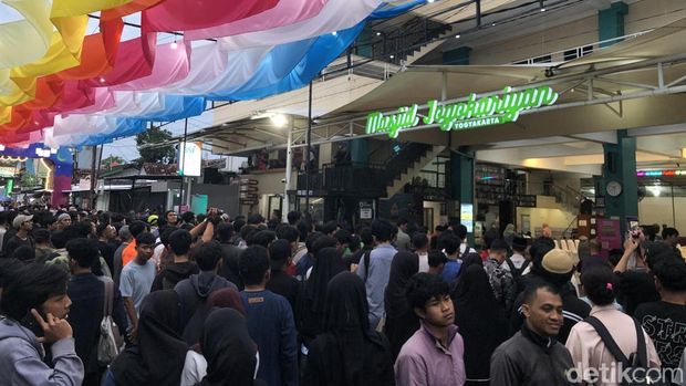 Kampung Ramadan Masjid Jogokariyan Suasana buka puasa perdana di Kampoeng Ramadan Jogokariyan, Rabu (18/2).