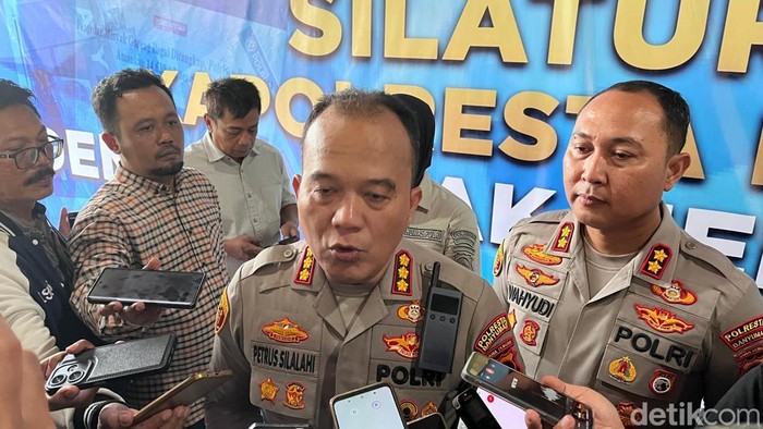 Kapolresta Banyumas, Kombes Petrus Silalahi saat memberikan keterangan kepada wartawan, Rabu (18/2/2026).