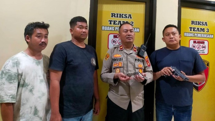 Kapolsek IB I Kompol Fauzi menerima penyerahan senpira dari warga