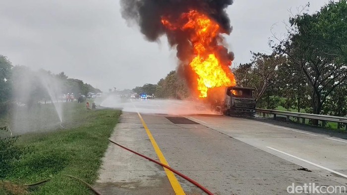 Kebakaran truk tiner di Tol Cipali.